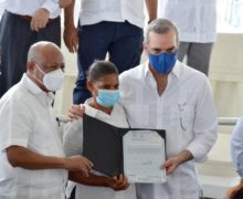 El Presidente Luis Abinader entrega en Azua 650 títulos de propiedad en beneficio de más de  dos mil 600 personas.