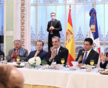 República Dominicana firma acuerdos con empresas por un valor de más de dos mil millones de dólares.