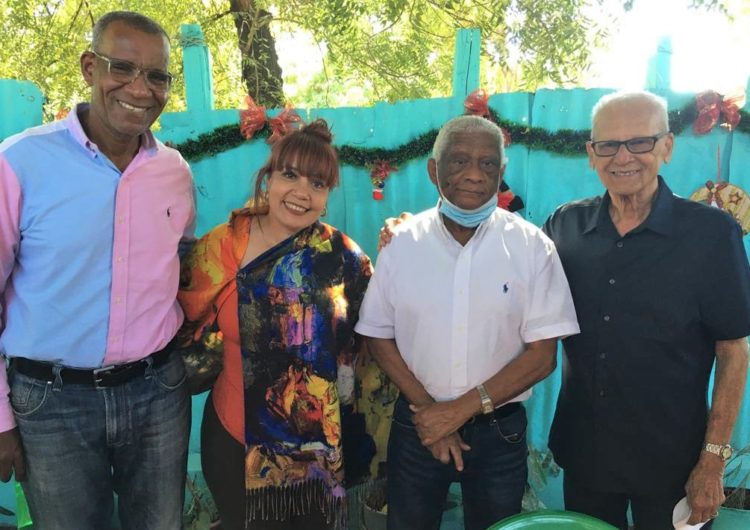 Intelectuales Francisco Ramírez y Ana Marchena disfrutan Cómo se vive en Azua.