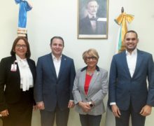 Ejecutivos de  Claro visitan a la Rectora de la  UTESUR.