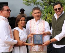  Reconocen la trayectoria de Yudelis Méndez Medina en el Festival del Cerezo, San José de Ocoa. Hubo impresionante desfile de  Modas.