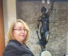 La Presidente de la Fundación de Desarrollo de Azua, Lucía Matos agradece apoyo de Listín Diario a UTESUR.