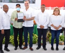 Presidente Luis Abinader encabeza entrega de 1,507 Títulos de Propiedad en Azua.