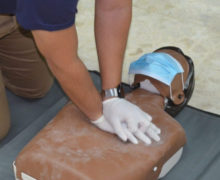 EL Gobierno educa a la población sobre reanimación cardiopulmonar con las manos.