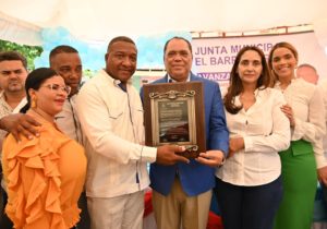 Reconocen la trayectoria del exsenador de Azua Cesar Díaz Filpo.