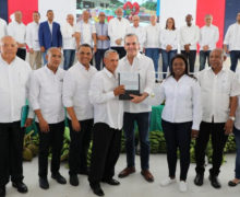 Presidente Luis Abinader entrega 39 préstamos a microempresarios de Juan Santiago
