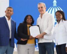 Luis Abinader entrega 400 títulos de propiedad en Elías Piña