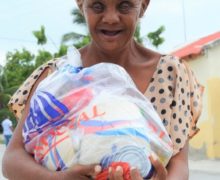 Gobernación de Azua entrega raciones alimenticias en  Las Terreras