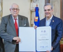 Presidente Luis  Abinader entrega Premio Nacional de Periodismo a Gautreaux Piñeyro