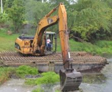 Azua en Alerta Amarilla: El INDRHI y la Gobernación limpian canales para evitar inundaciones.
