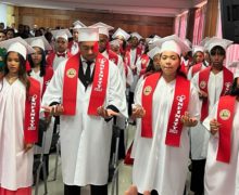 Colegio de Prácticas Experimental UTESUR Celebra Graduación;Entregan reconocimiento a cantante azuana Meraris Matos