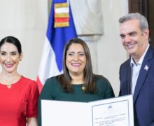 Presidente Luis Abinader y Ministro Fulcar entregan Medalla a la Excelencia Magisterial 2022