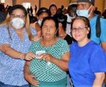 Gobernadora de Azua entrega en Padre Las Casas cientos de tarjetas Supérate.