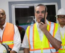 Presidente Luis Abinader visita mina donde están atrapados dos mineros y les lleva mensajes de aliento