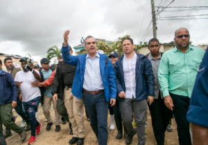 Presidente Luis Abinader recorre en Higuey  zonas devastadas por huracán Fiona.