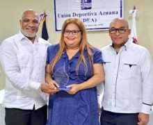 La Unión Deportiva Azuana Reconoce a la Gobernadora Ángela Pérez Díaz, durante la Cuarta Gala Deportiva