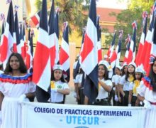 Colegio de Prácticas Experimental UTESUR marcha en actos por el natalicio de Juan Pablo Duarte.