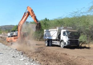 EDITORIAL: Reclaman arreglos por daños a vía