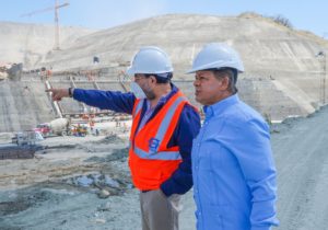 Gobierno supervisa construcción de viviendas en Monte Grande de Azua,  que albergarán 390 familias