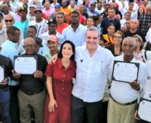 Presidente Luis Abinader entrega 719 títulos de propiedad en Azua