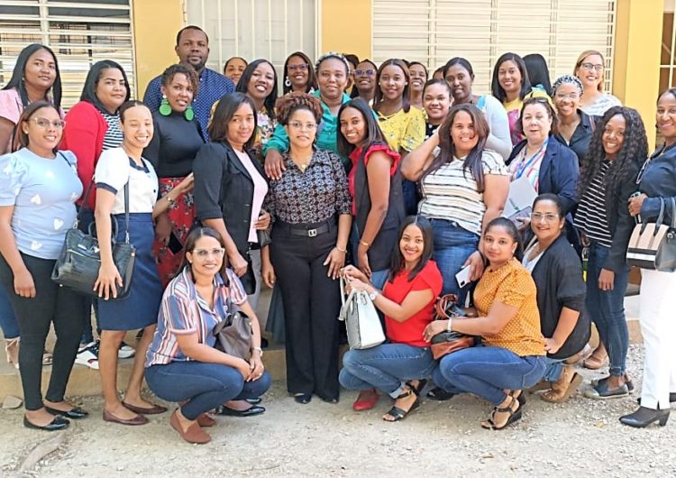 33 maestros de Santo Domingo, Monte Plata y San Cristóbal que realizan maestría con UTESUR firman carta compromiso con INAFOCAM.