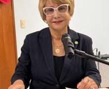 Rectora de UTESUR felicita a los locutores en su día