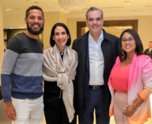 Presidente Luis Abinader sorprende dominicana residente en Londres y le entrega pedido de café