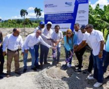Director del INDRHI y Gobernadora de Azua encabezan  acto  de construcción de funeraria en Los Toros