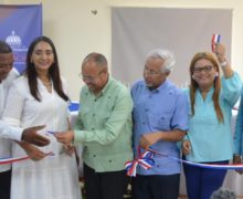 El ministro de Educación y Gobernadora de Azua encabezan inauguración de salón multiuso