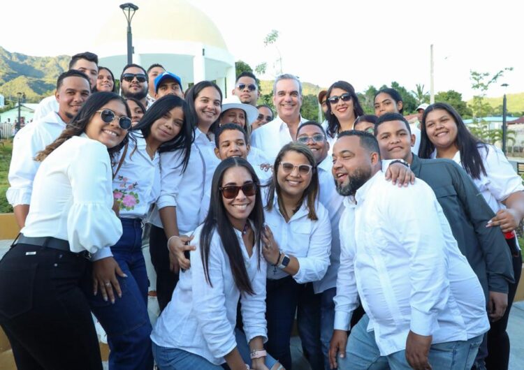 Presidente Luis Abinader almuerza con comunitarios de San José de Ocoa