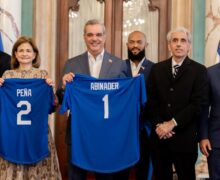 Presidente Luis Abinader entrega bandera dominicana para la Serie del Caribe 2024 a los bicampeones nacionales Tigres del Licey