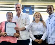 Presidente Luis Abinader inicia 2024 entregando 800 títulos de un total de  mil 456 que benefician más de 5 mil personas en Azua.