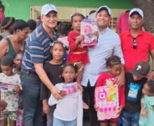 Candidato a Regidor Jesús Vargas entrega cientos de juguetes en Los Cartones de Azua