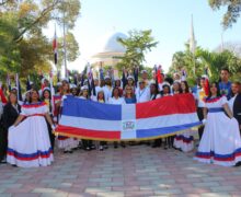 Colegio de Practicas Experimental UTESUR, junto a la Gobernadora Grey Pérez, rinde tributo a Ramón Matías Mella