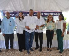 Director IAD y Gobernación de Azua entregan más de 300 títulos provisionales en municipio Sabana Yegua