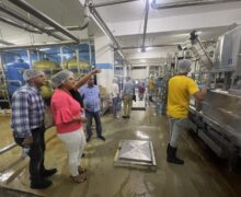 Comisión de la Gobernación de Azua y Efemérides Patrias visita empresa Agua BUENA.