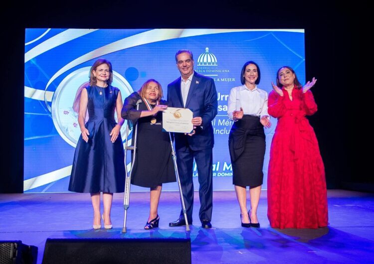 Tres mujeres Azuanas fueron galardonadas por el Presidente Luis Abinader con la Medalla al Mérito de la Mujer Dominicana 2024