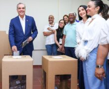 Luis Abinader votó en Colegio Babeque de Santo Domingo 