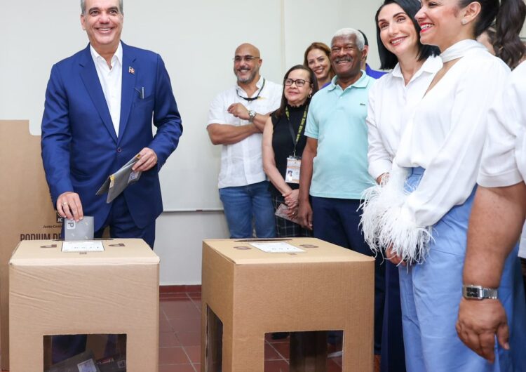 Luis Abinader votó en Colegio Babeque de Santo Domingo 