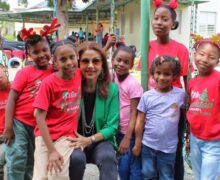 Las Chicas San José, de Azua, entregan reconocimiento a la artista Olga Lara