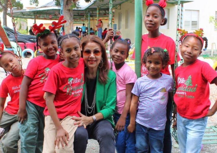 Las Chicas San José, de Azua, entregan reconocimiento a la artista Olga Lara