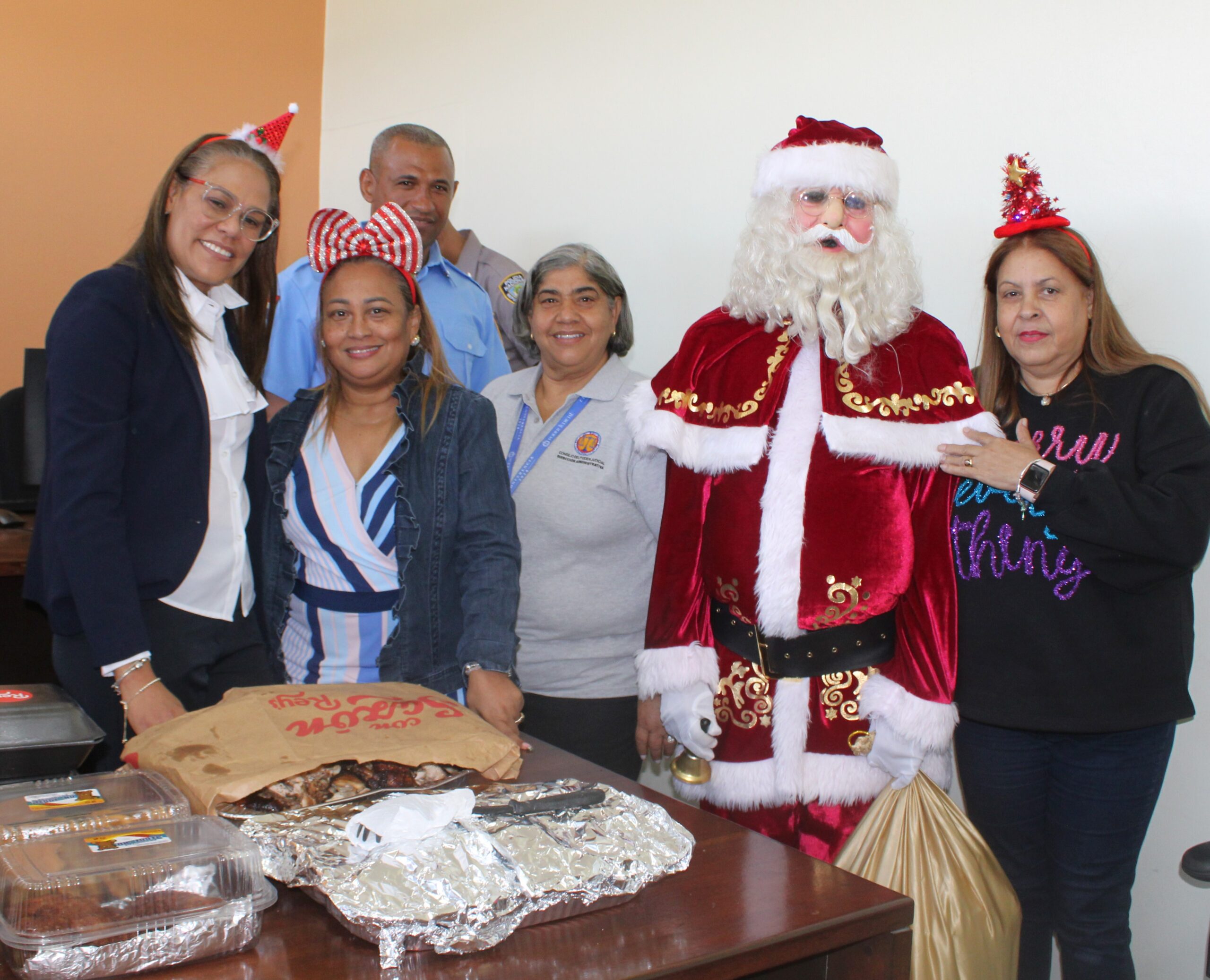 Tribunal de Tierra de Azua celebra la llegada de la navidad