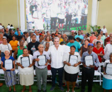 Luis Abinader entrega 450 títulos de propiedad en «Las Clavellinas» de Azua
