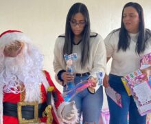 Ingeniera Rosa Lazala y su hija Shanerlyn Fernández encabezaron la entrega de diversos juguetes por varias comunidades de la Vega