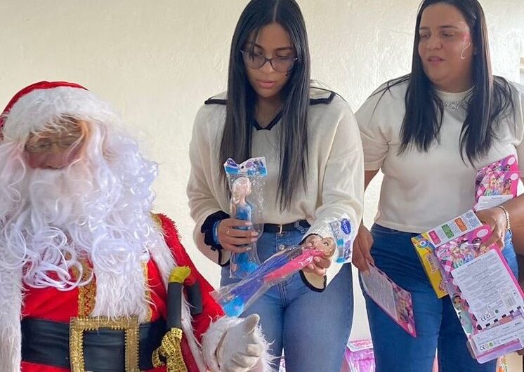 Ingeniera Rosa Lazala y su hija Shanerlyn Fernández encabezaron la entrega de diversos juguetes por varias comunidades de la Vega