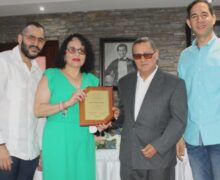 Yudelis Méndez Medina agradece  Premio a la Excelencia Ciudadana, Ocoa 2025