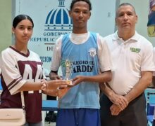 Digitel, de Telecable Compostela, entrega trofeos y medallas a jugadores más destacados del Torneo de Baloncesto Intercolegial Azua 2025