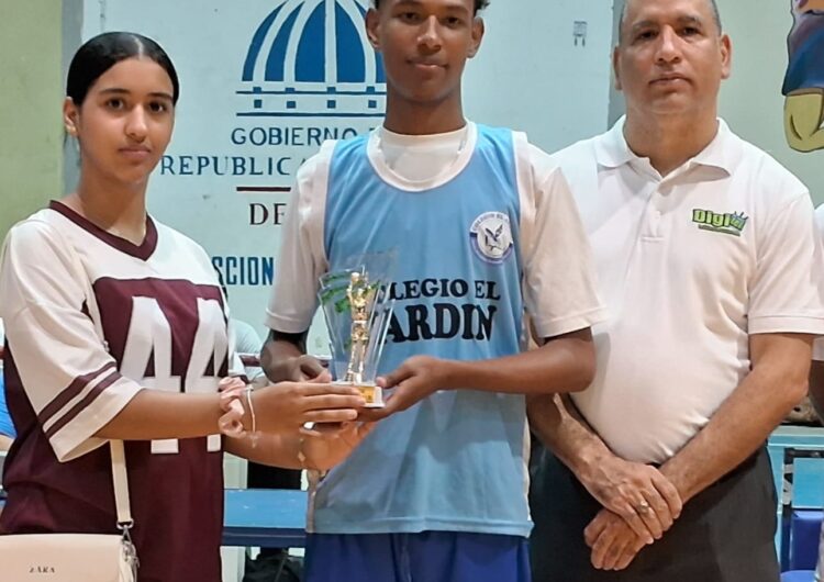Digitel, de Telecable Compostela, entrega trofeos y medallas a jugadores más destacados del Torneo de Baloncesto Intercolegial Azua 2025
