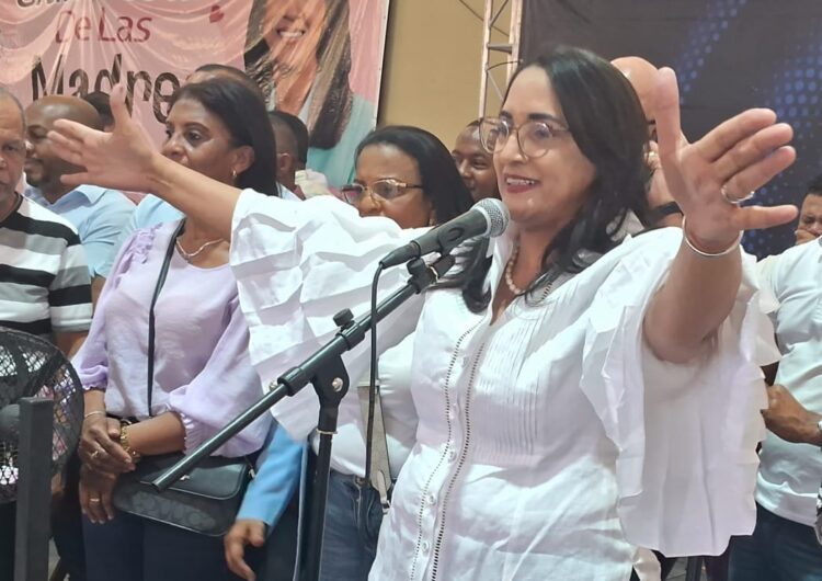 Lía Díaz celebra en grande el Día de las Madres  entregando cientos de regalos