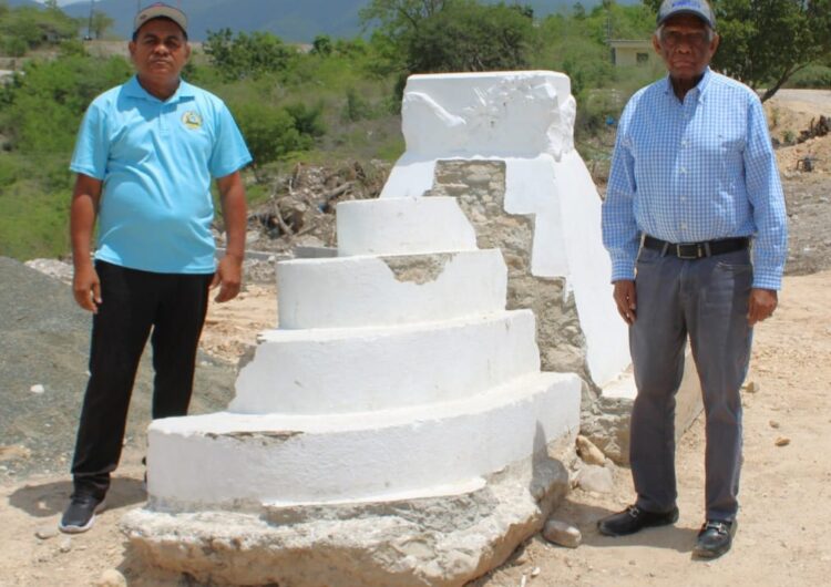 De pie felicitan al Ayuntamiento de Azua por construcción plaza NICOLÁS MAÑON.